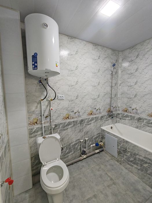 Микрорайонда 3 этажда 1хона 2хона килинган квартира срочна сотилади