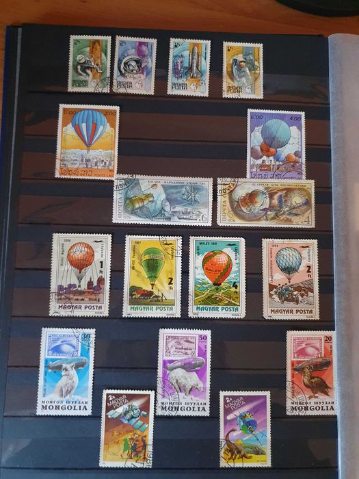 Clasor cu timbre străine și Românești vechi pentru colecționari.