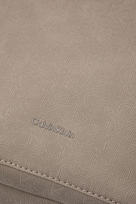 Барсетка Calvin Klein бежевая, монограммная