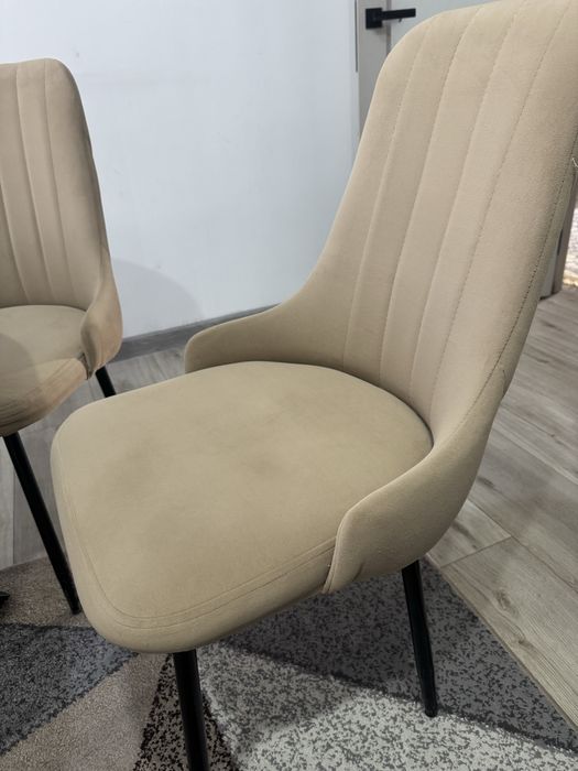 Стол со стульями в хорошем состоянии