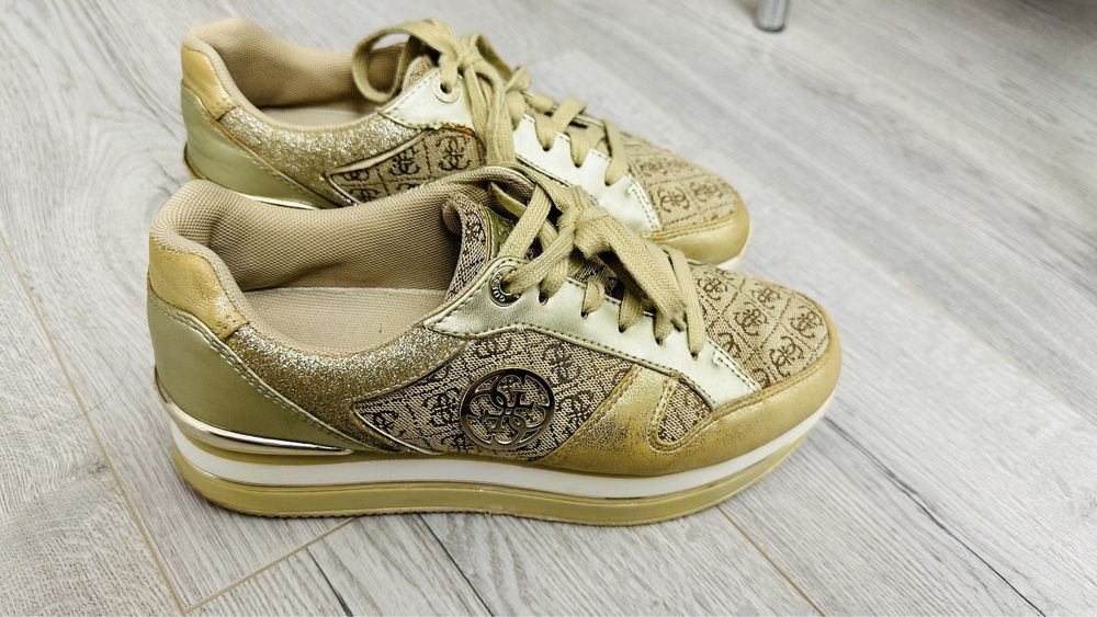 Adidași casual Guess stare buna mărimea 39