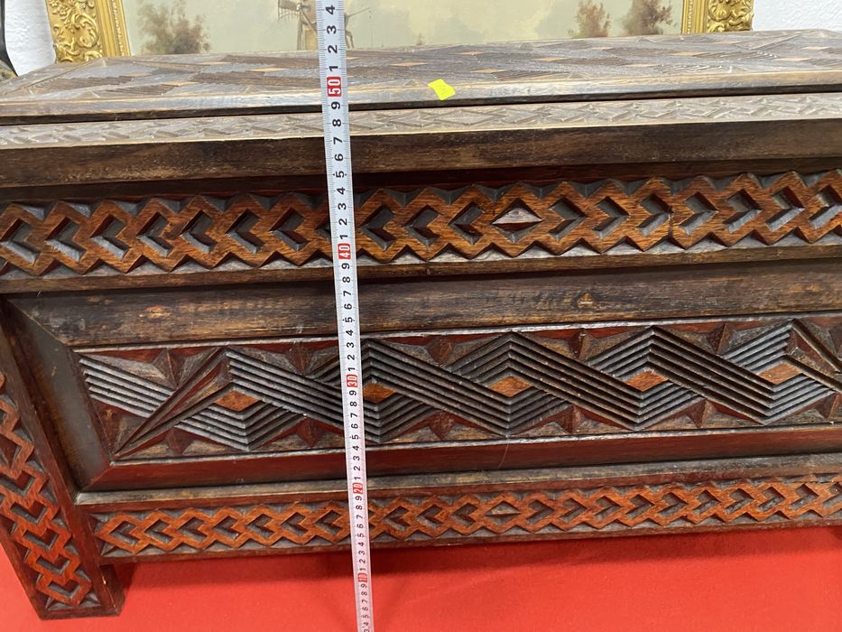 Френски сандък от дън с дърворезба