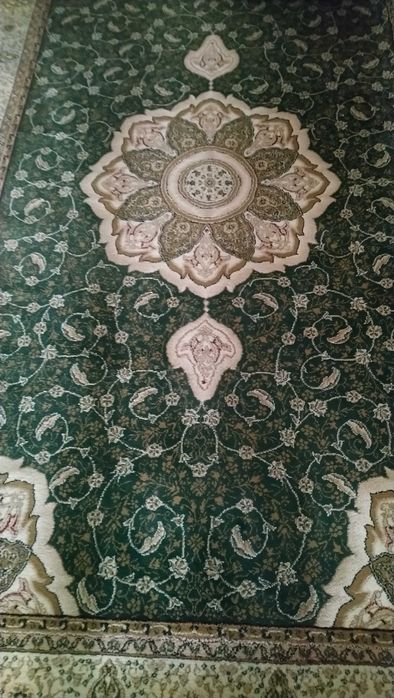 Ковер напольный - темно зеленый.