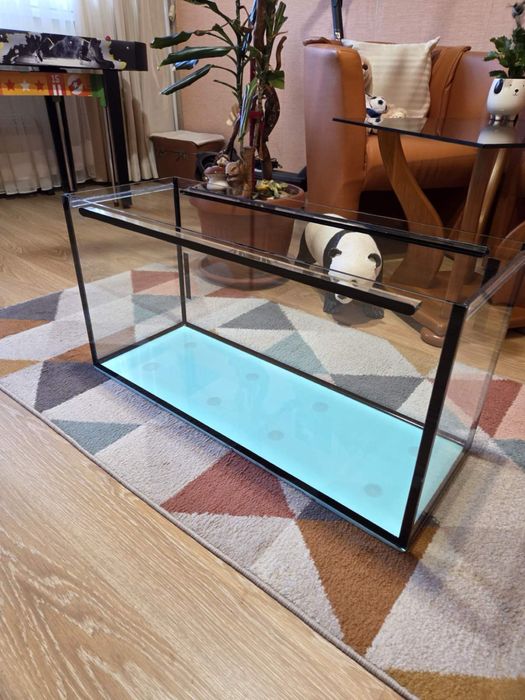 Аквариум за рибки със стойка