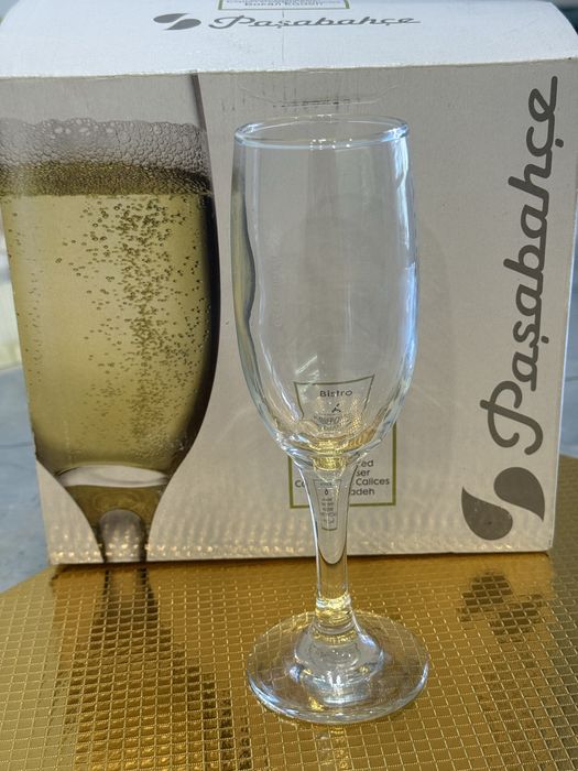 Бокалы под шампанское