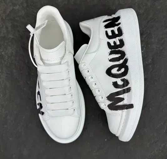 Sneakers Alexander Mcqueen cu eticheta (nu Nike, Gucci, Adidas, Balenciaga)