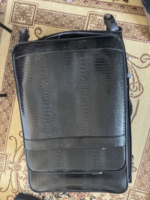 Большой кожный чемодан