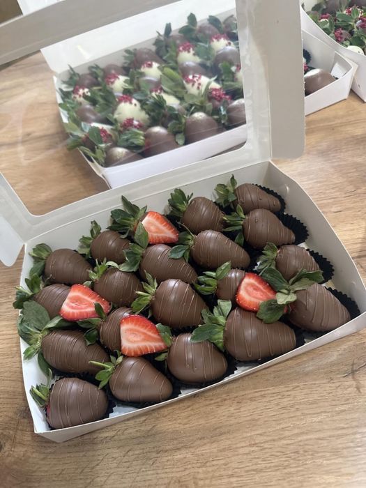 Клубника и финики в шоколаде