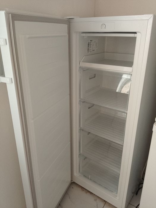 Продам морозильник Hisense