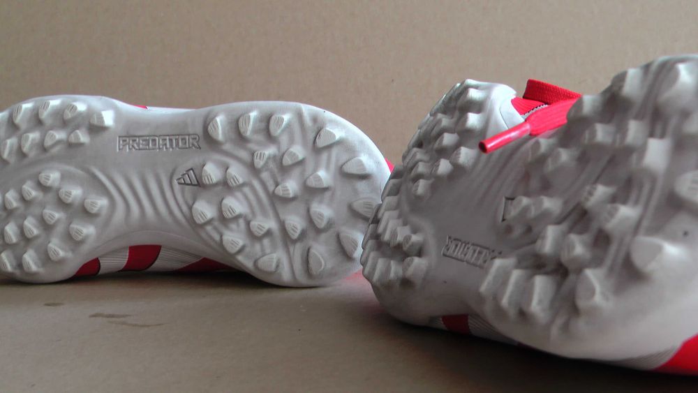 Ghete fotbal sitetic aproape noi Adidas Predator TF marimea 32