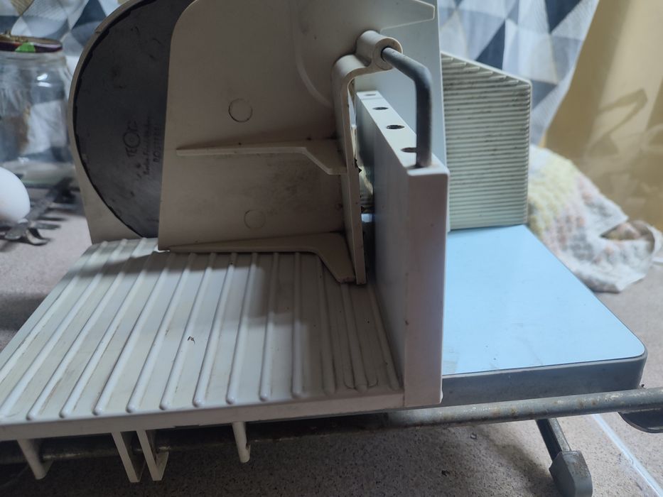 Хлеборезка и колбасы и овощей