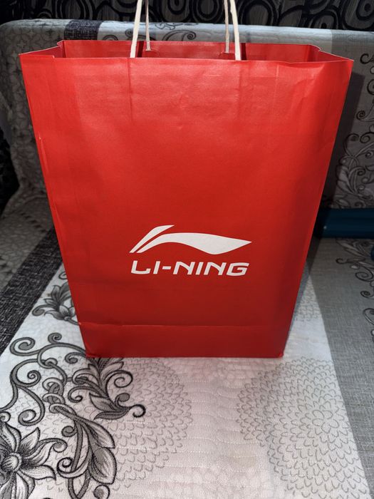 Кроссовки фирменные