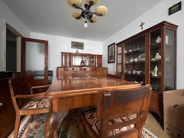 Mobilă veche din lemn de nuc din Perioada interbelică