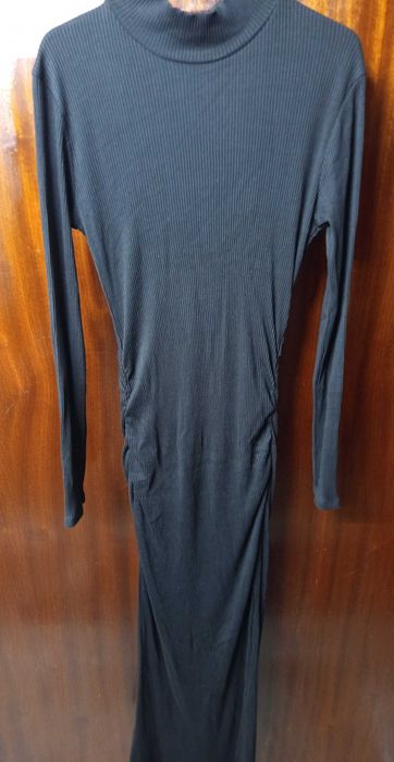 Дълга рокля с набръчкан ефект и дълъг ръкав