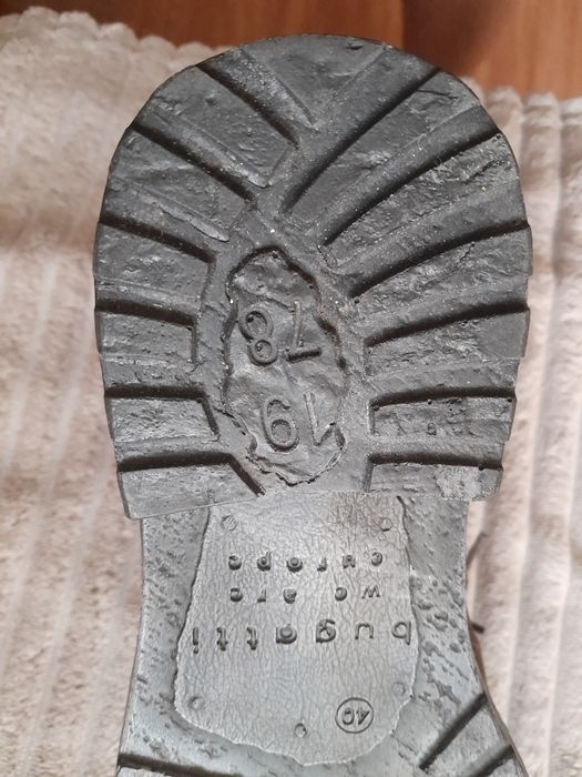 Продам мужские ботинки Bugatti.