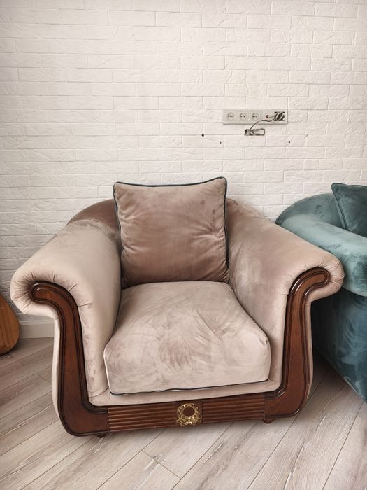 Продам диван с двумя креслами