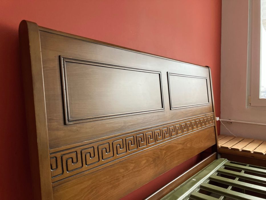 Спалня с метална подматрачна рамка и масивни елементи