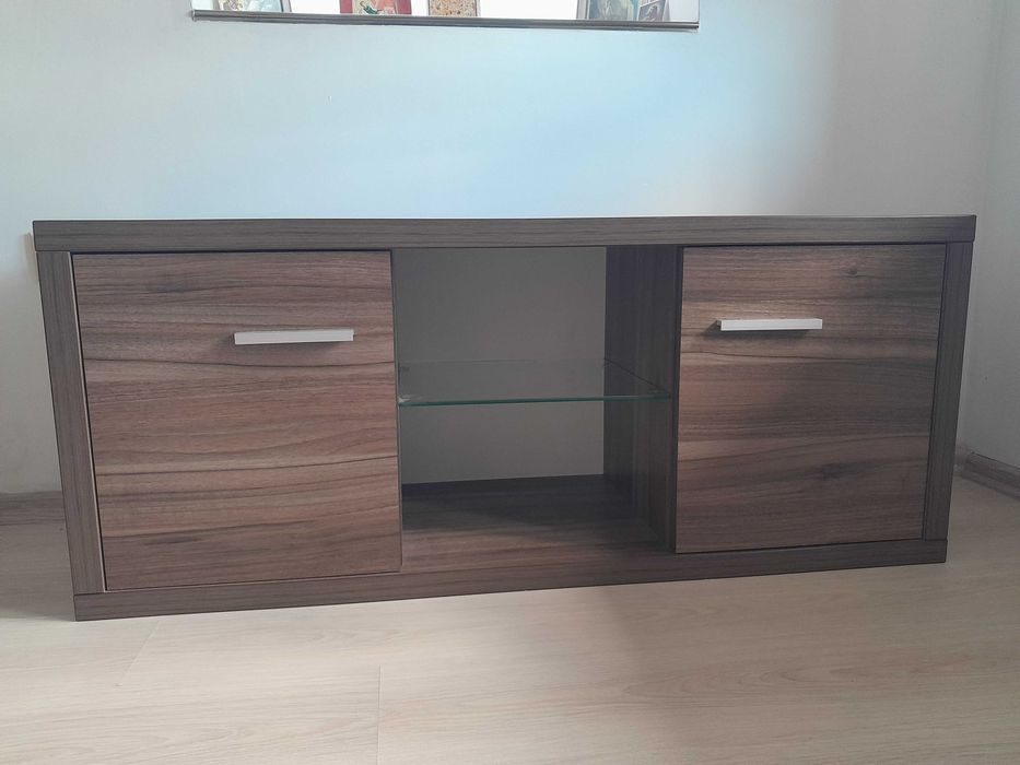 Продавам TV шкаф