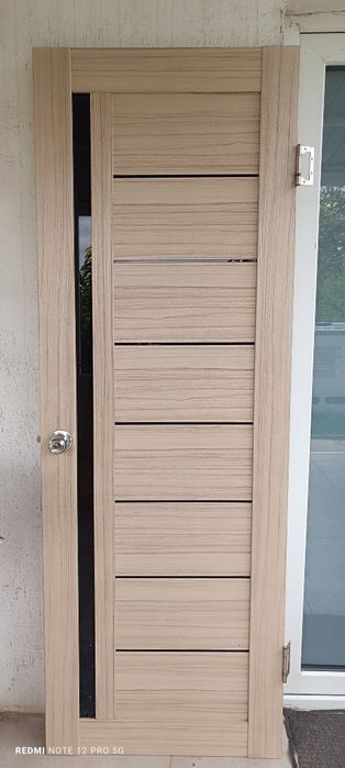 Продам дверь без откосов,целая!