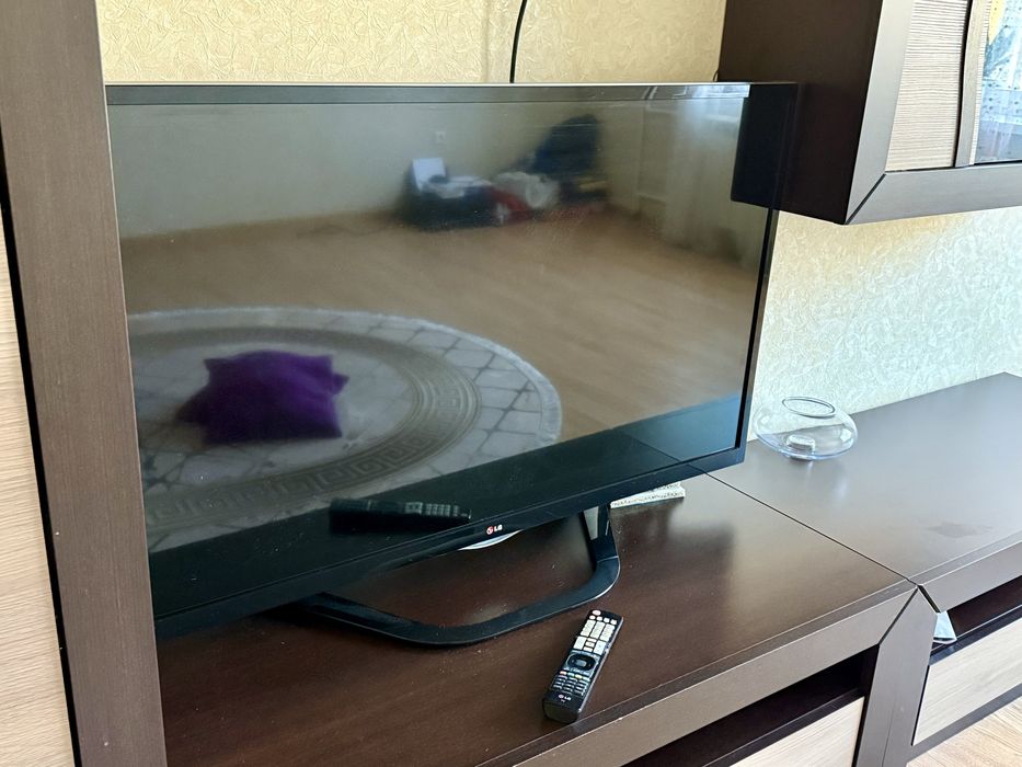 Продам стенку, телевизор и ковер