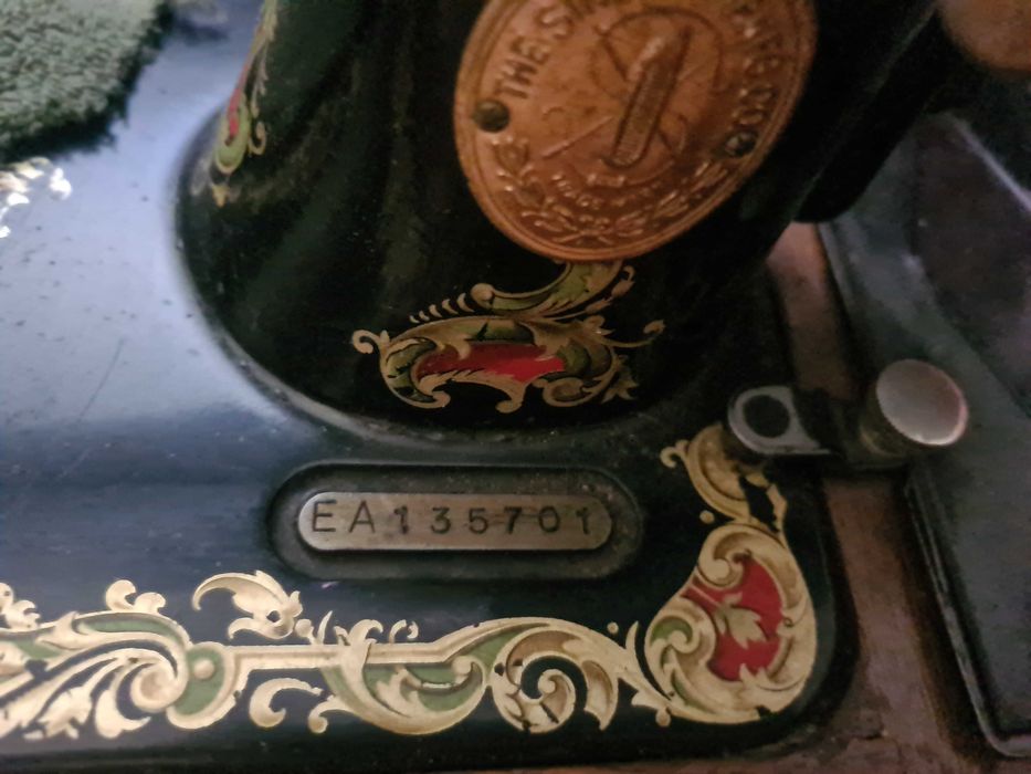 Продавам стара ръчна шевна машина - Singer