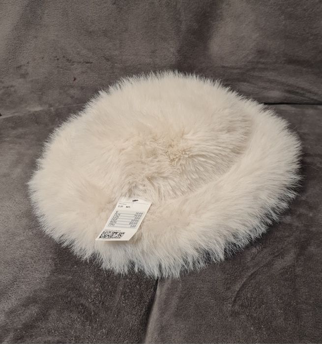 Palarie chic blana artificiala de la H&M