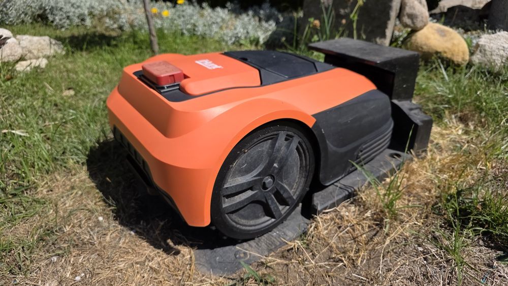 Косачка робот IHunt RoboMower Pro 2500 m2 5.2A Tuya