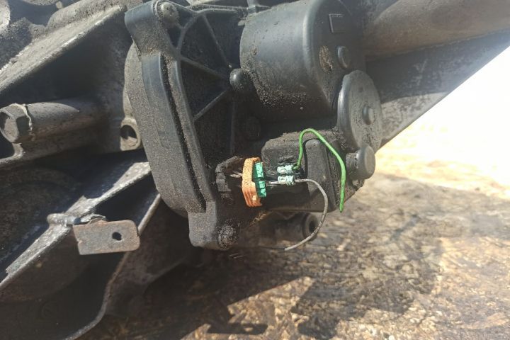 Cutie transfer 2.5 DCI cu un mic defect Nissan Navara D40  [din 2005 pana  2010] seria