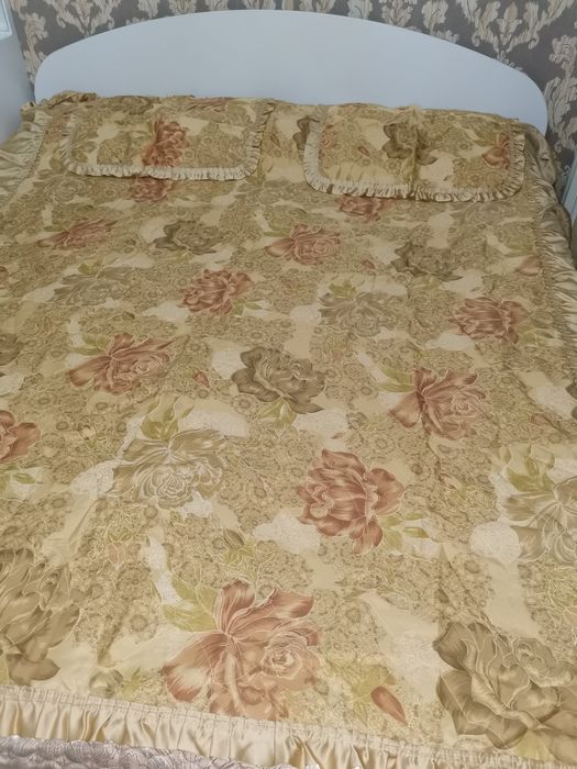 Продаётся покрывало  с наволочками на двухспальную кровать