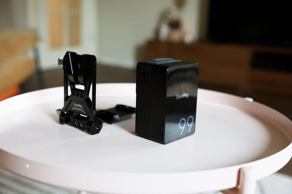 Камера Canon EOS R5 C пълен комплект със Smallrig cage, V-Mount Battery Kit,SanDisk Extreme Pro CFexpress 512GB