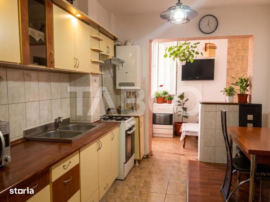 Apartament decomandat 3 camere 2 bai etaj 3 balcon zona buna Cisnadie — fotografia 1
