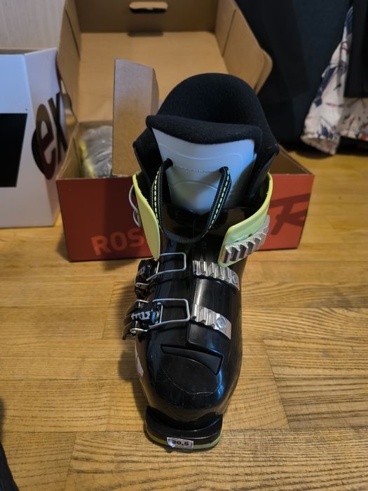 Ски обувки Rossingnol и каска Uvex (детски)
