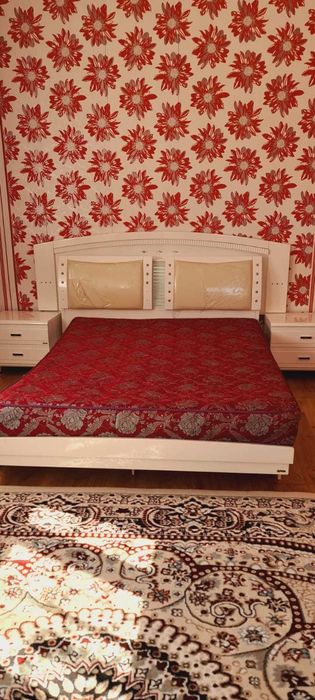 Продается кровать с тумбочками