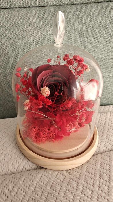 Роза в стъкленица подходяща за всяка дама