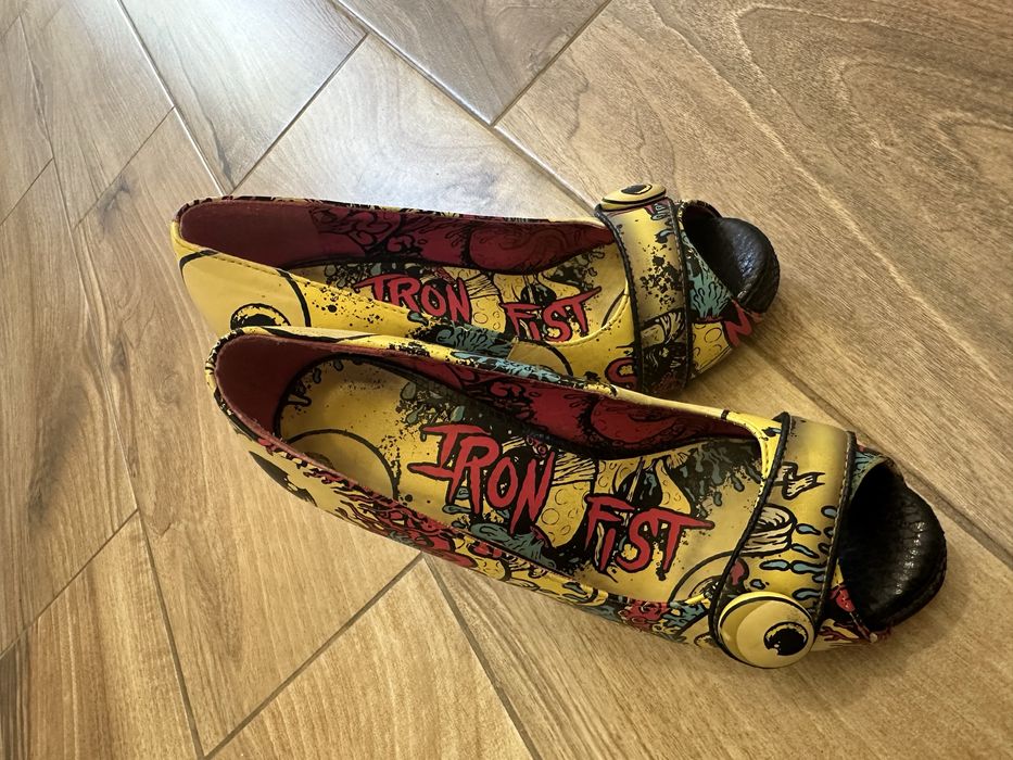 Обувки на висок ток с готик визия на марката Itonfist