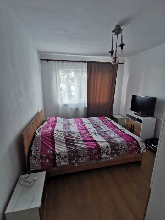 Vand ap. 2 camere decomandant, hol patrat, et. 3 bld. 1848 Dambu