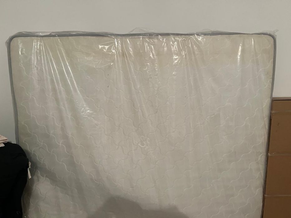 Продам матрас белый