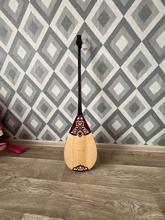 Срочно колдан жасалган домбыра