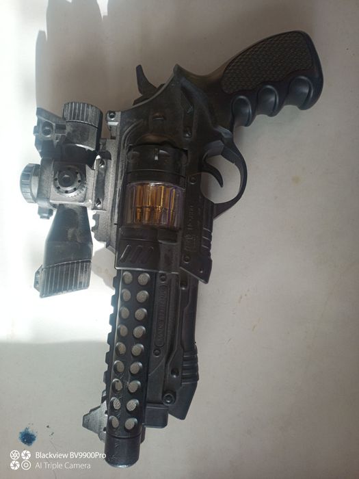 Pistol jucarie cu baterii format mare