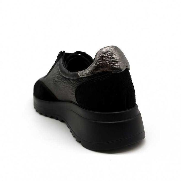 Дамски черни обувки от естествена кожа с платформа и метален акцент