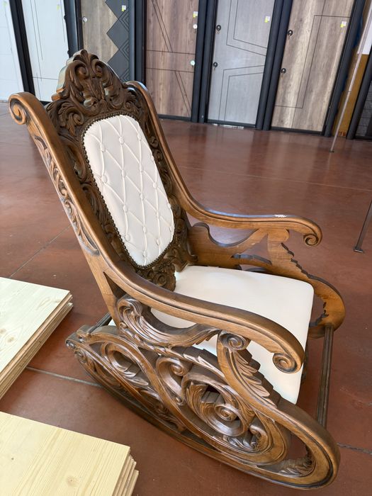 Люлеещ стол от дърво орех