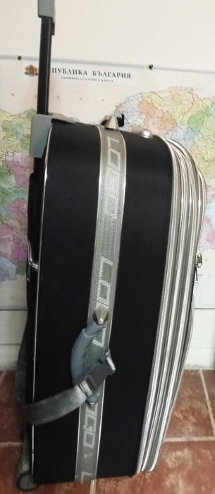 Куфар голям с дръжка на колела