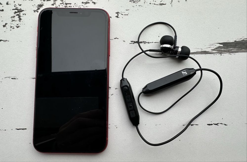 iPhone Xr product (RED) 128 Gb Sennheiser 350