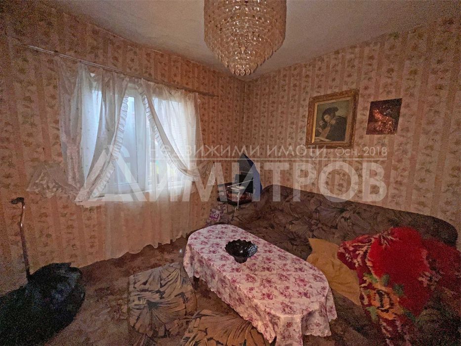 Продава напълно самостоятелна къща с двор в гр. Нови пазар в Добруджанския квартал на града.