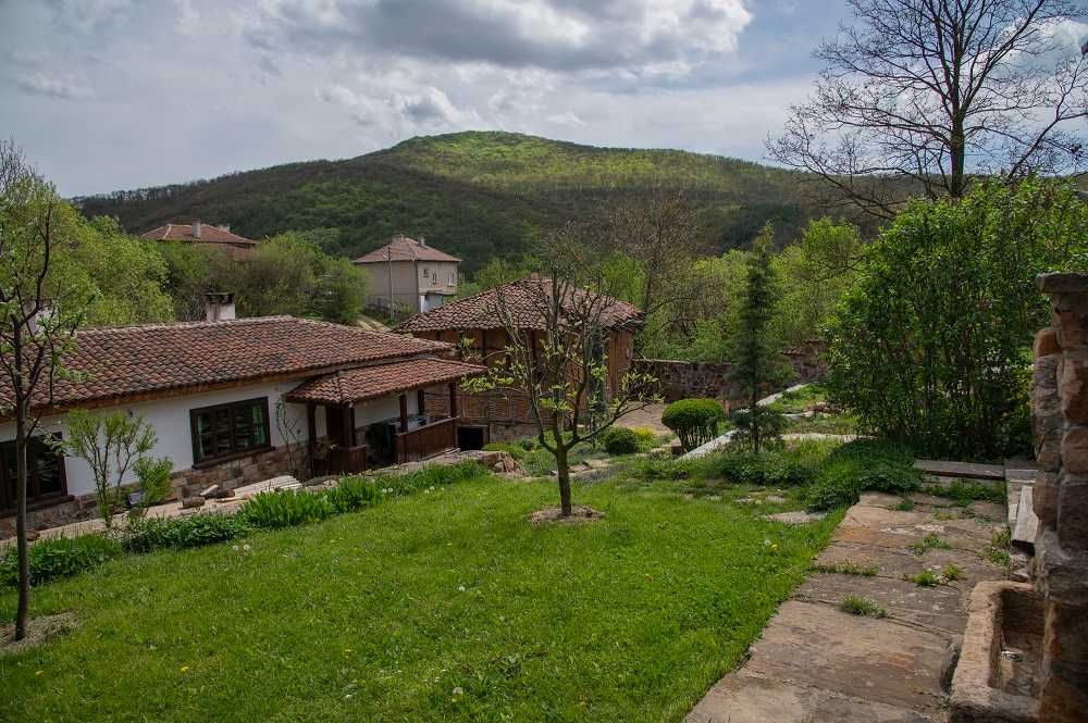 Продава хубав имот на 35 км. от София в с. Макоцево