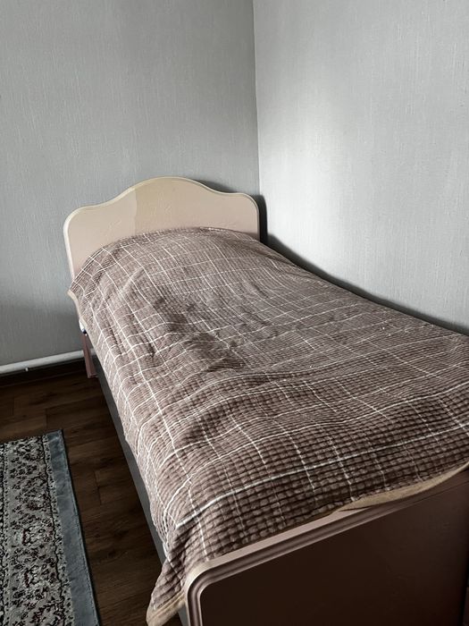 Продам кровать с тумбочкой