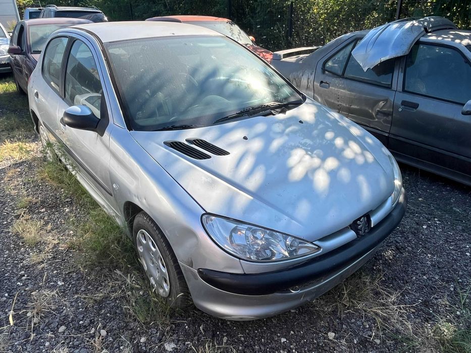 Dezmembrez Peugeot 206 gri argintiu 1,4 benzina 2006