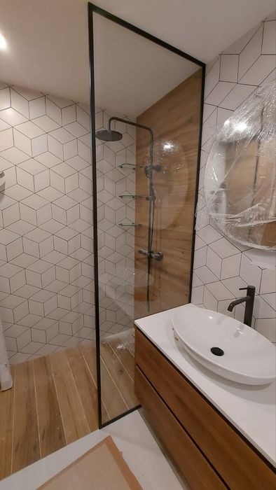 Изработка на душ кабини, паравани, остъкления за тераси и  врати