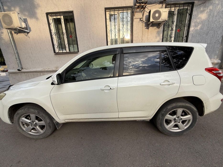 Автомобиль RAV 4