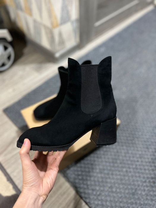 Продам замшевые Ботинки Chester